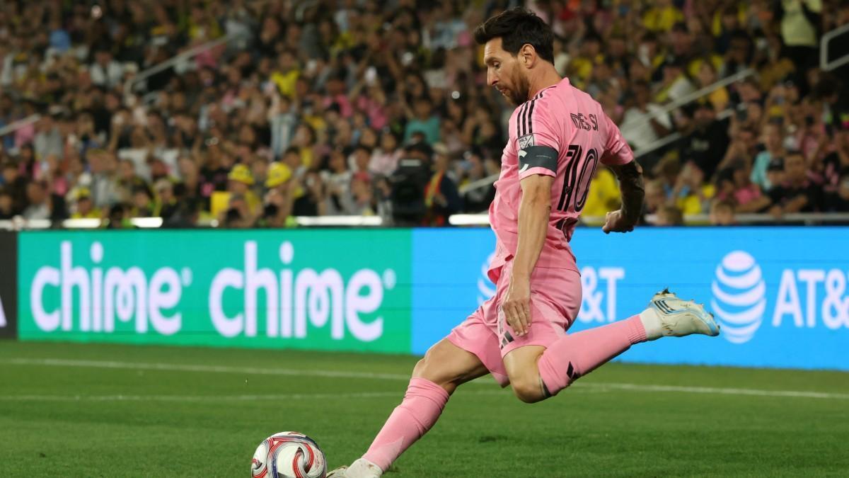 Messi vuelve a asombrar con otro golazo astronómico de falta antes de su adiós a Argentina