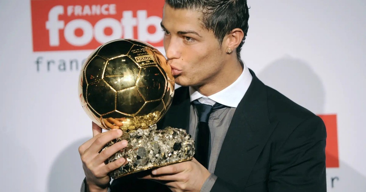 Cristiano Ronaldo ganó el Balón de Oro "de todos los tiempos": a qué Lionel Messi venció en una polémica votación que permitía pagar y elegir más de una vez