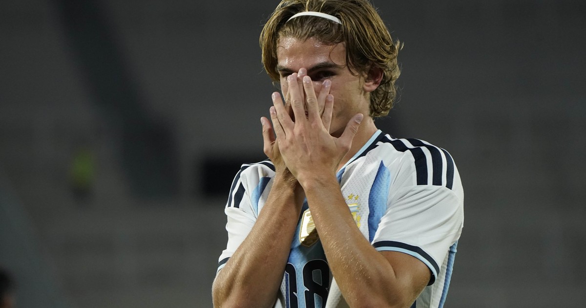 "¿El nuevo 10?": el posteo de Dibu Martínez para Nico Paz que lo apunta como el heredero de la camiseta de Lionel Messi
