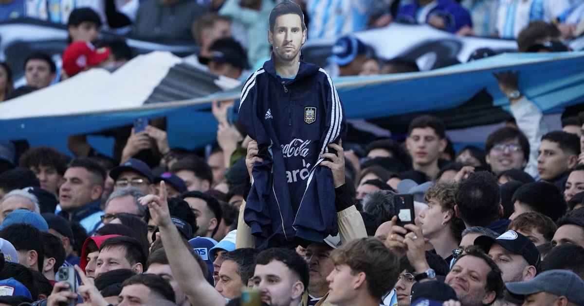 "Chiqui Tapia botón": los cantos contra el presidente de la AFA en la previa de la despedida de Messi en el Monumental