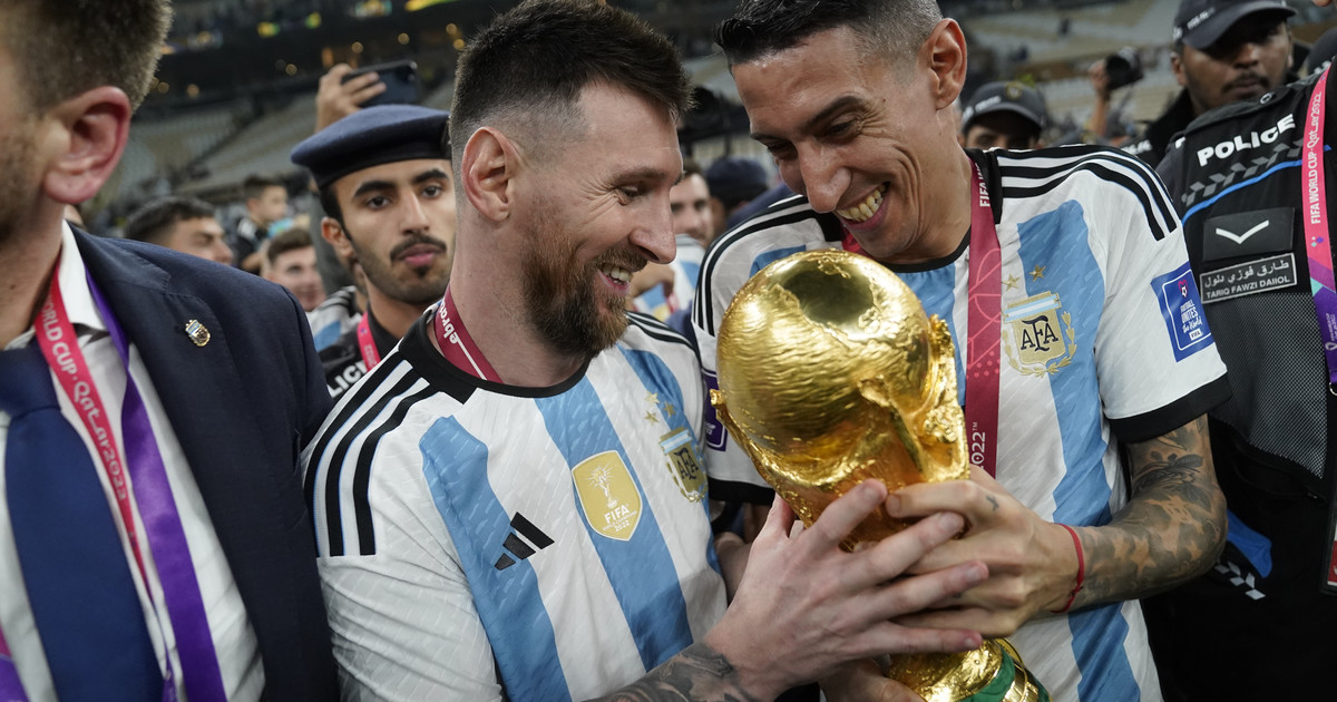 Se subasta la "falsa Copa" que Messi levantó en Qatar 2022 y su creadora confiesa sus sensaciones encontradas: "Yo no la vendería"