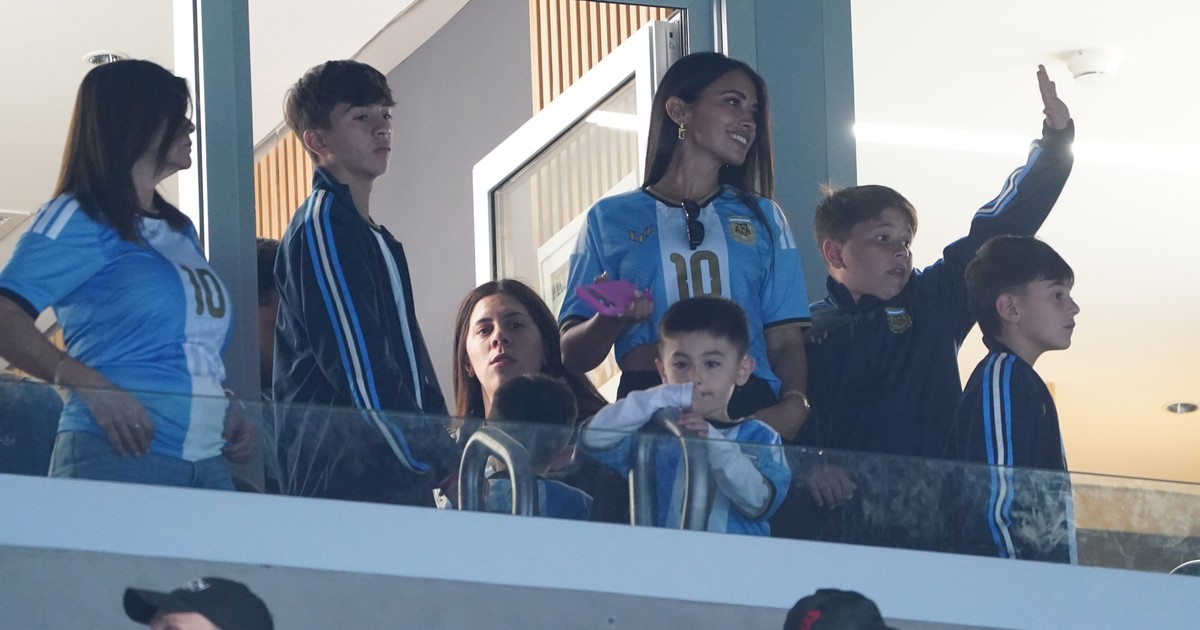 Celia, Antonela y sus tres hijos, listos para la despedida de Lionel Messi: se sacaron fotos y recibieron ofrendas de los hinchas para el 10